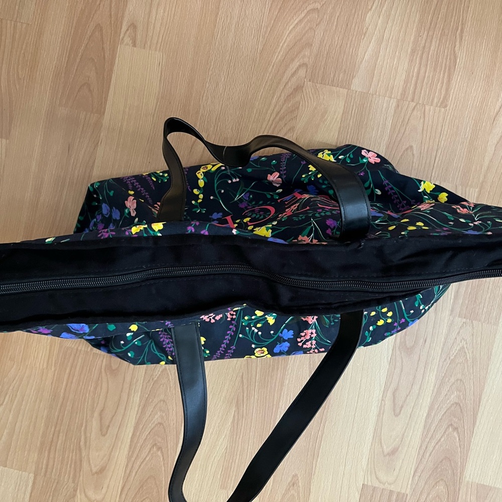 Victoria Secret Overnight Duffel Bag NEw - Picture 2 of 3
